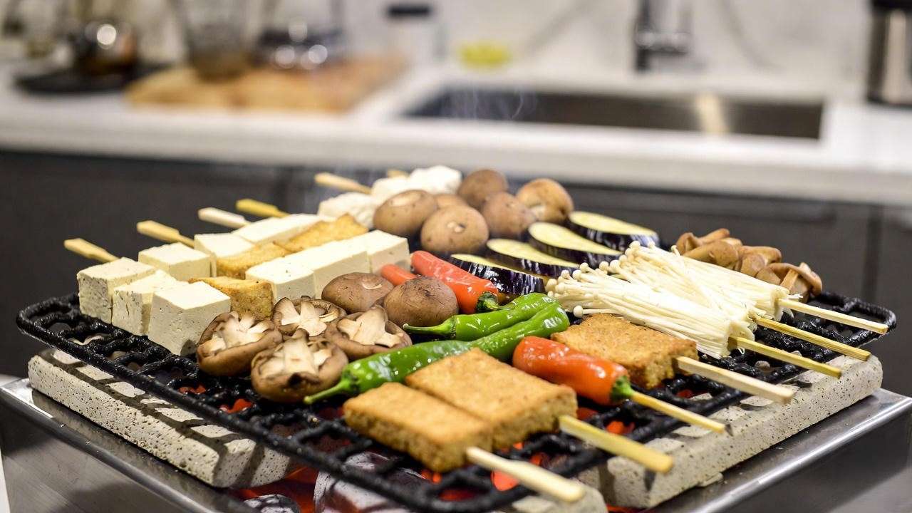 Kaginushi XXL yakitori grill cooking multiple vegan skewers at once